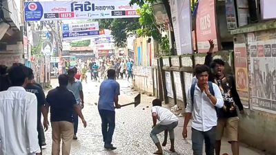 বক্তব্য দেওয়া নিয়ে ছাত্রদল-শিবির সংঘর্ষ, ধাওয়া-পাল্টা ধাওয়া