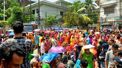 বকেয়া বেতনের দাবিতে পোশাক শ্রমিকদের সড়ক অবরোধ 