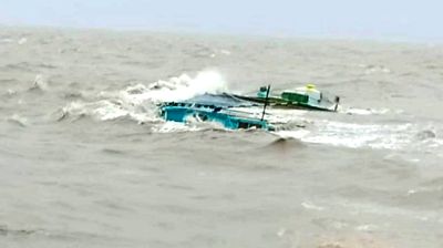 ডুবে গেল লবণ বোঝাই বলগেট, প্রাণ গেল বৃদ্ধের