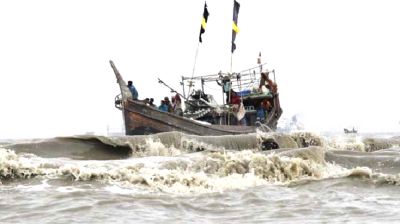 বঙ্গোপসাগরে ঝড়ের কবলে ট্রলার ডুবি, ১০ জেলে উদ্ধার