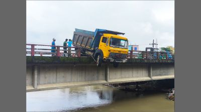 সেতুর রেলিং ভেঙে ঝুলে আছে ট্রাক