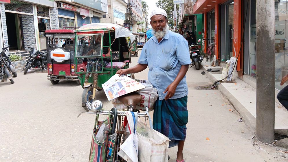 সাইকেলের পেছনে খবরের বোঝা, শাহ আলমের ৩৫ বছরের ছুটে চলা