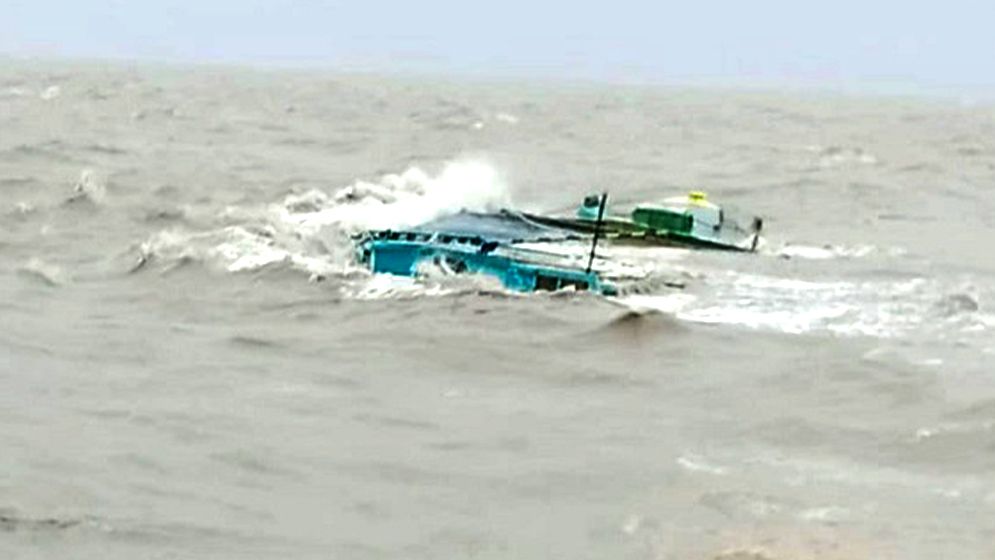 ডুবে গেল লবণ বোঝাই বলগেট, প্রাণ গেল বৃদ্ধের
