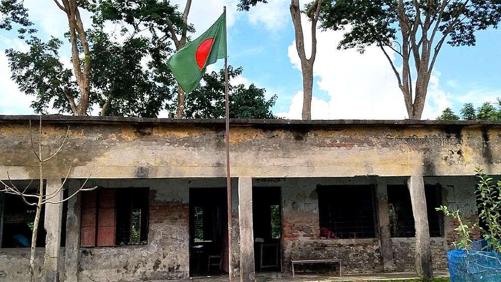১২ শিক্ষার্থীর ১৩ শিক্ষক, এসএসসিতে পাস মাত্র ১ জন
