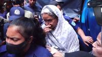 স্বামীকে শেষ বিদায় জানিয়ে অশ্রুসিক্ত দীপু মনি