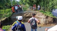 তিস্তার আকস্মিক বন্যায় সড়ক ভেঙে যোগাযোগ বিচ্ছিন্ন