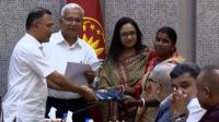 বৃষ্টির দিনে চা শ্রমিকদের স্বস্তি, রেইনকোট দিচ্ছে সরকার