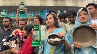ঢাবিতে হারিকেন ও হাড়ি-পাতিল নিয়ে বিক্ষোভ