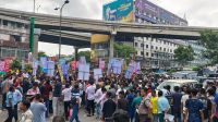 স্লিপার বাসের বৈধতার দাবিতে বনানীতে সড়ক অবরোধ