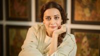 শত পুরুষের সামনে পোশাক খুললেন অভিনেত্রী