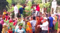 চারা নিতে ভিড়, পরিবেশ রক্ষার বার্তা দিলেন মেয়রপ্রার্থী সালাউদ্দিন