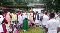 দরিদ্র ও মেধাবী শিক্ষার্থীরা পেল বাইসাইকেল