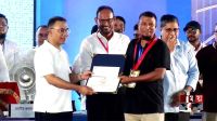 প্রধানমন্ত্রীর হাত থেকে স্বর্ণপদক নিলেন নোয়াখালীর ‘আওয়ামী লীগ নেতা’