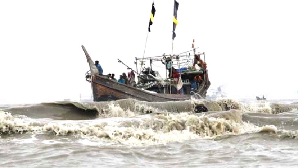 বঙ্গোপসাগরে ঝড়ের কবলে ট্রলার ডুবি, ১০ জেলে উদ্ধার