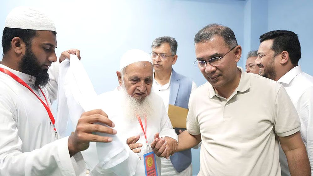 হেফাজত আমিরের কাছে ‘ঈমানের সাথে দায়িত্ব পালনের’ দোয়া চাইলেন প্রধানমন্ত্রী