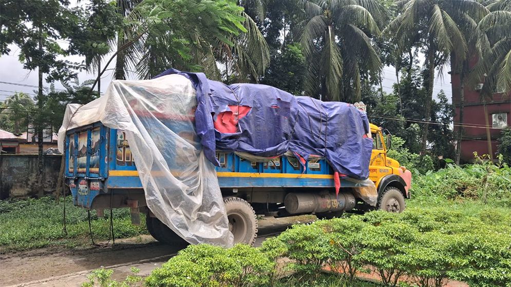 মিয়ানমারে পাচারকালে ট্রাকভর্তি ইউরিয়া সার আটক