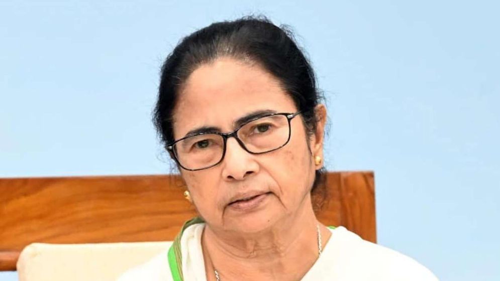 বাড়ি থেকেই বের হতে পারছি না: মমতা