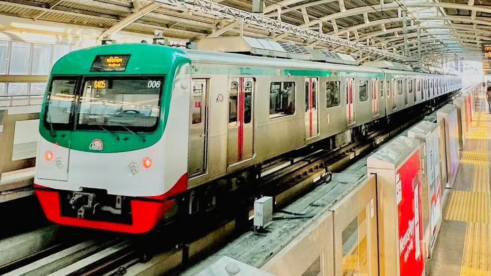 হঠাৎ বন্ধ কেন মেট্রোরেল?