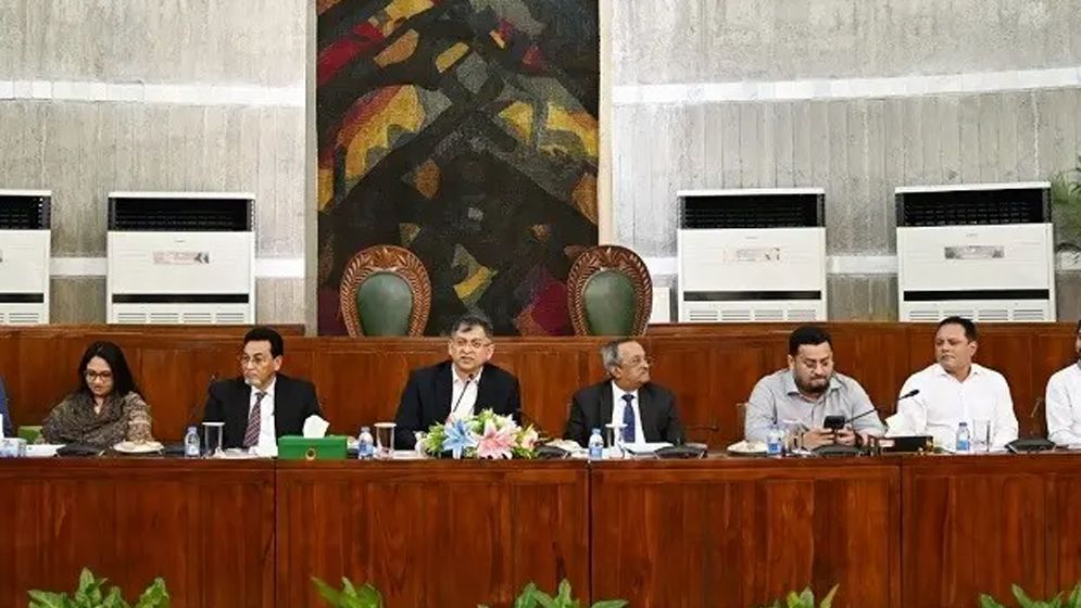 প্রধানমন্ত্রীর মেয়াদ ১০ বছর বেঁধে দেওয়া অগণতান্ত্রিক: স্বরাষ্ট্রমন্ত্রী