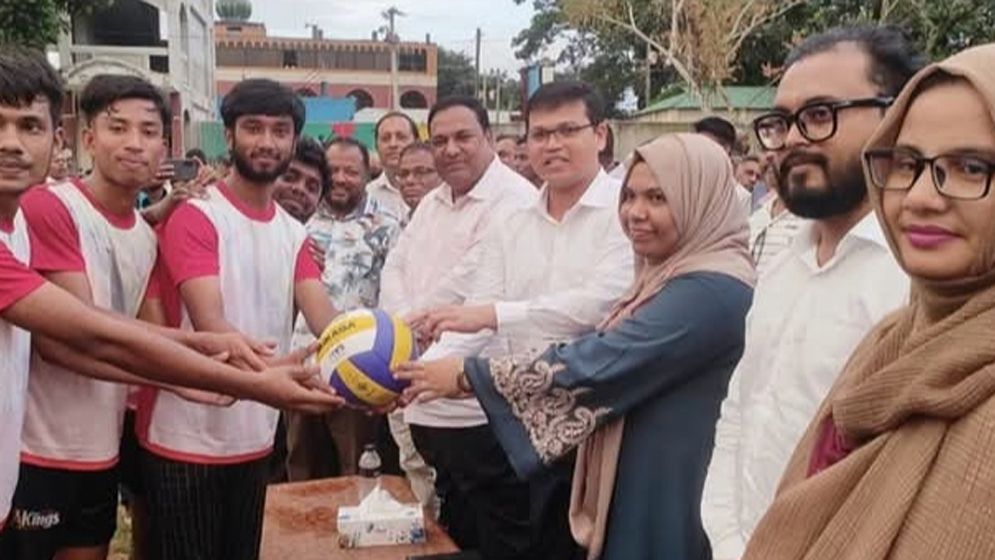 মোবাইলের স্ক্রিন ছেড়ে তরুণদের মাঠে ফেরাতে হবে