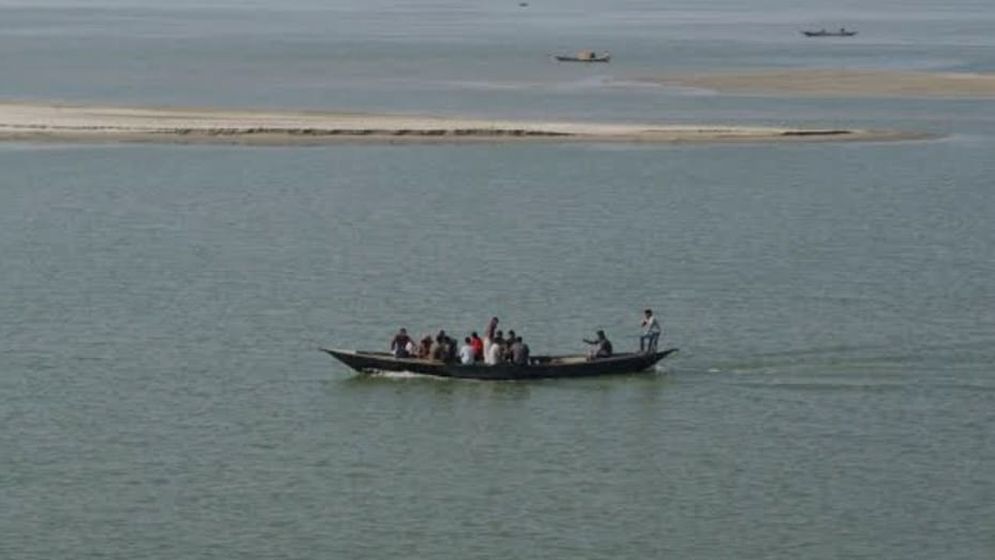 পদ্মায় নৌকাডুবি, বিএসএফের হাতে উদ্ধার ১০ বাংলাদেশি