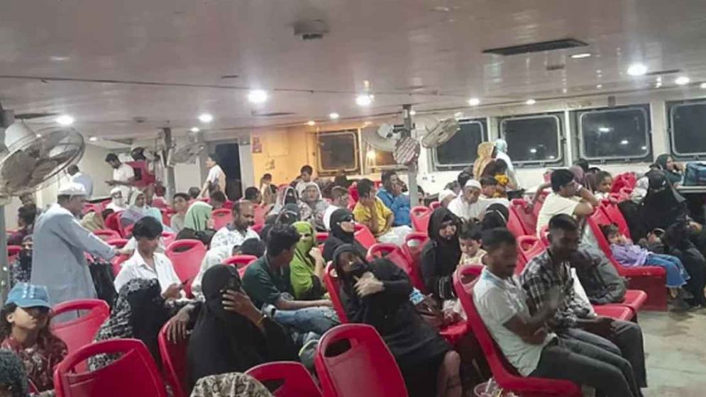 সন্দ্বীপে ডুবোচরে আটকে ফেরি, বিপাকে ৩০০ যাত্রী