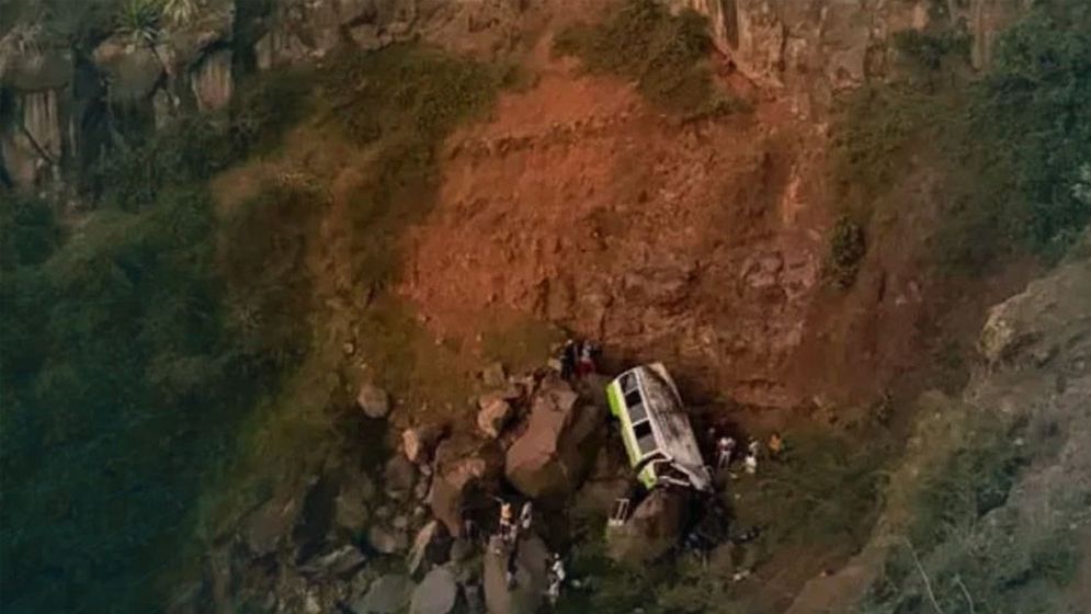 ভ্রমণ শেষে ফেরার পথে বাস খাদে, নিহত ২৫
