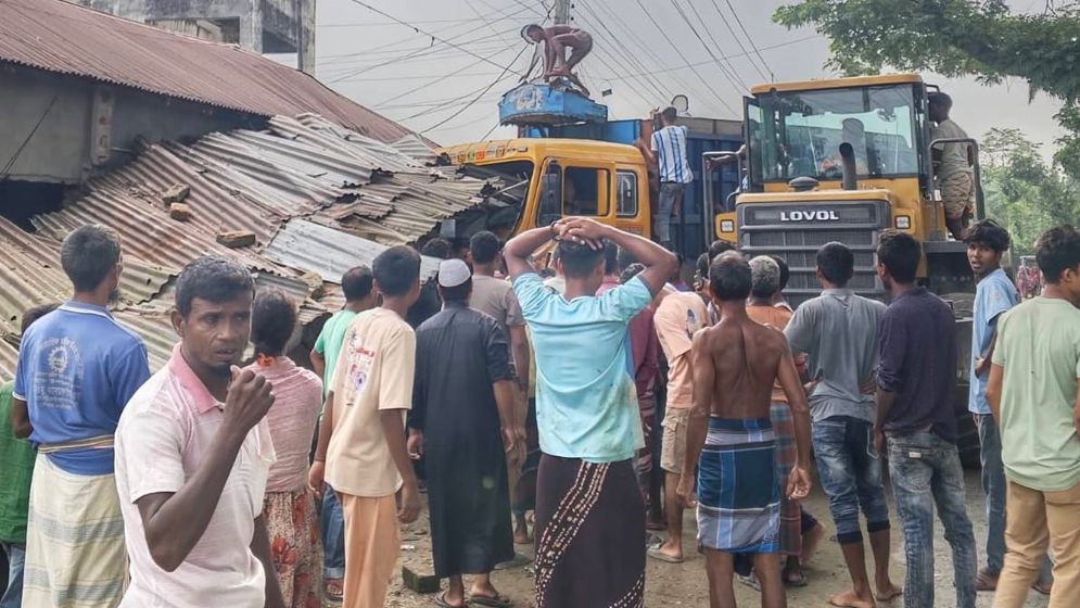 ট্রাক-ইজিবাইকের মুখোমুখি সংঘর্ষে নিহত ৩