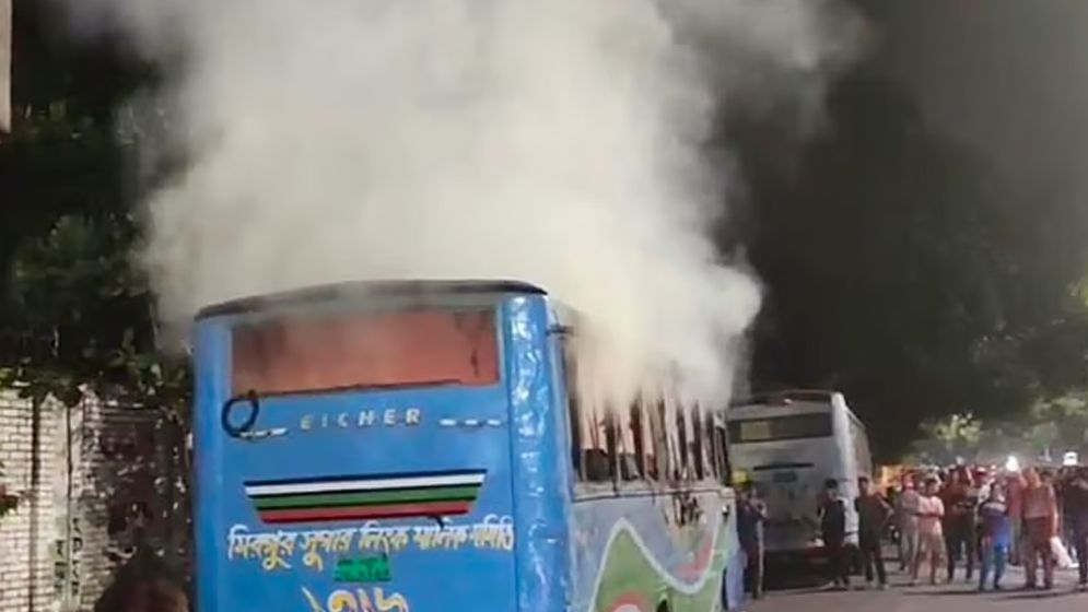 রাজধানীতে বিভিন্ন স্থানে ককটেল বিস্ফোরণের মধ্যে এবার বাসে আগুন  