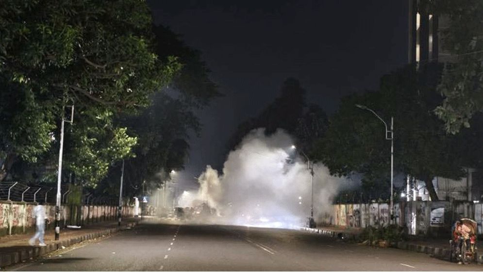 ঢাবি এলাকায় রাতে পরপর তিনটি ককটেল বিস্ফোরণ  