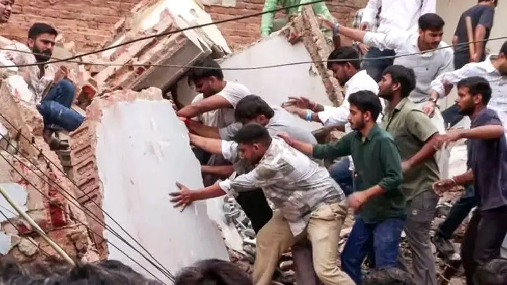 ভবনধসে নিহত ১, ধ্বংসস্তূপ থেকে আসছে ফোন ও আর্তনাদের শব্দ  