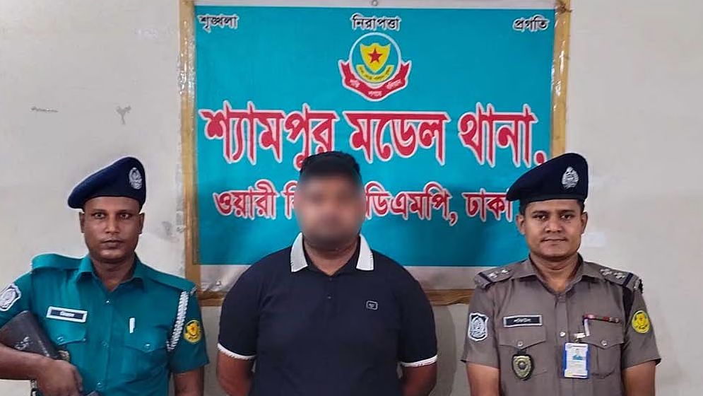 ৯ হাজার মুখোশ ও বিস্ফোরকসহ যুবলীগ নেতা গ্রেপ্তার  