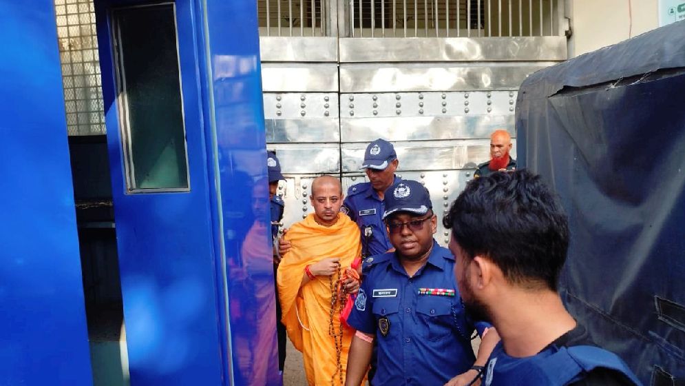 মায়ের অন্ত্যেষ্টিক্রিয়া সম্পন্ন, ফের কারাগারে চিন্ময় দাস