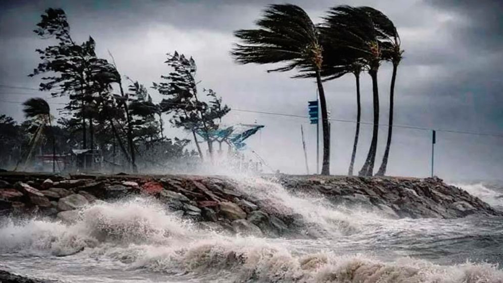 ১২ অঞ্চলে ঝড়ের আভাস, নদীবন্দরে সতর্কতা