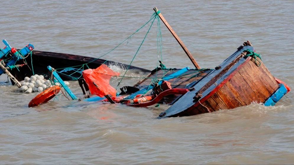 মাছ নিয়ে ফেরার পথে মাঝসাগরে ট্রলারডুবি, উদ্ধার ১৪ জেলে