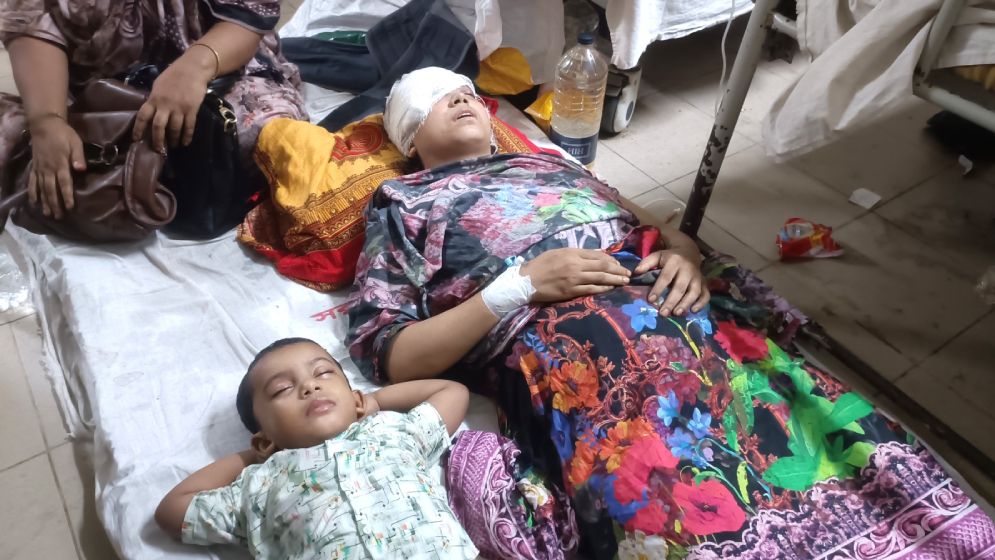 ঘরে ঢুকে গৃহবধূর চোখ উপড়ে নেওয়ার চেষ্টা, আহত ৫