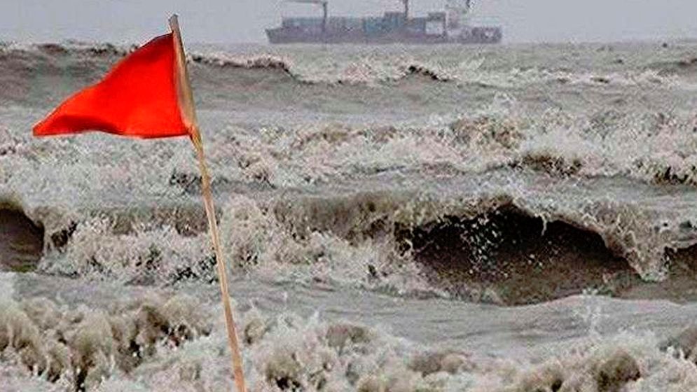 দুর্বল হয়ে আসছে নিম্নচাপ, সমুদ্রবন্দরে সতর্ক সংকেত
