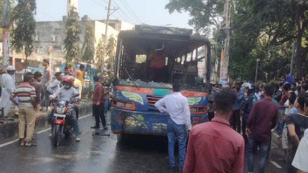 মিরপুরে বাসে আগুন