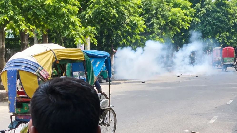 শিল্পকলার সামনে ককটেল বিস্ফোরণ