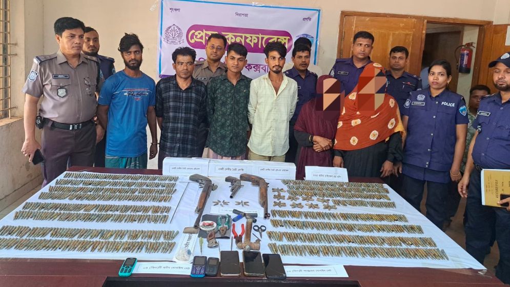 ডাকাতির প্রস্তুতির সময় বিপুল অস্ত্র ও গুলিসহ গ্রেপ্তার ৬