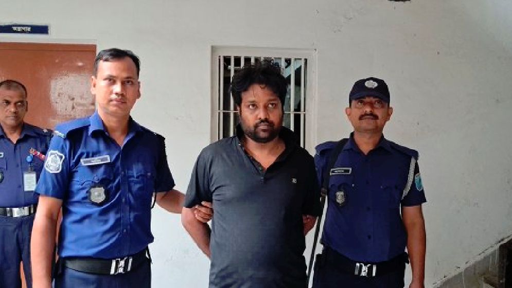 পুলিশের এসবিকে পিটিয়ে হত্যা, প্রাইভেটকার চালক গ্রেপ্তার