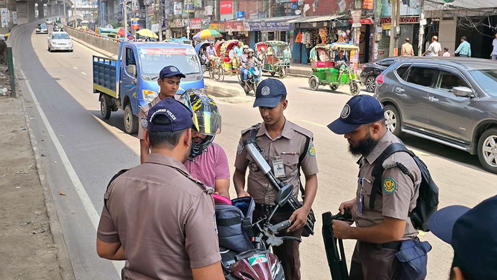 ককটেল বিস্ফোরণ-বাসে আগুন: ঢাকার প্রবেশপথে ২০০টির বেশি চেকপোস্ট 