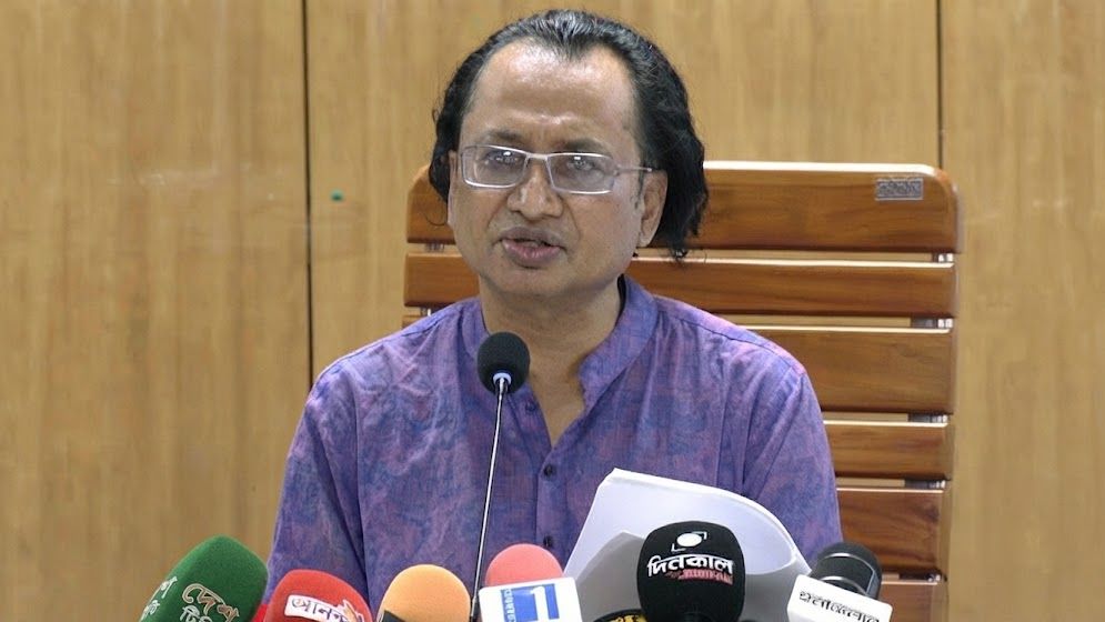রাজনীতিতে আওয়ামী লীগ ফেরার প্রশ্নে যা বললেন তথ্য উপদেষ্টা