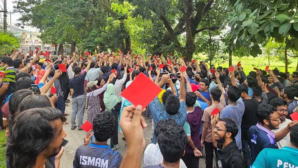 নতুন উপাচার্যকে লাল কার্ড দেখাল চুয়েটের শিক্ষার্থীরা