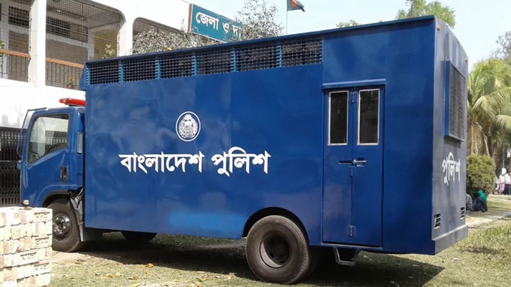 টয়লেটে যাওয়ার কথা বলে পালালেন ‘পিচ্চি’ রাজা