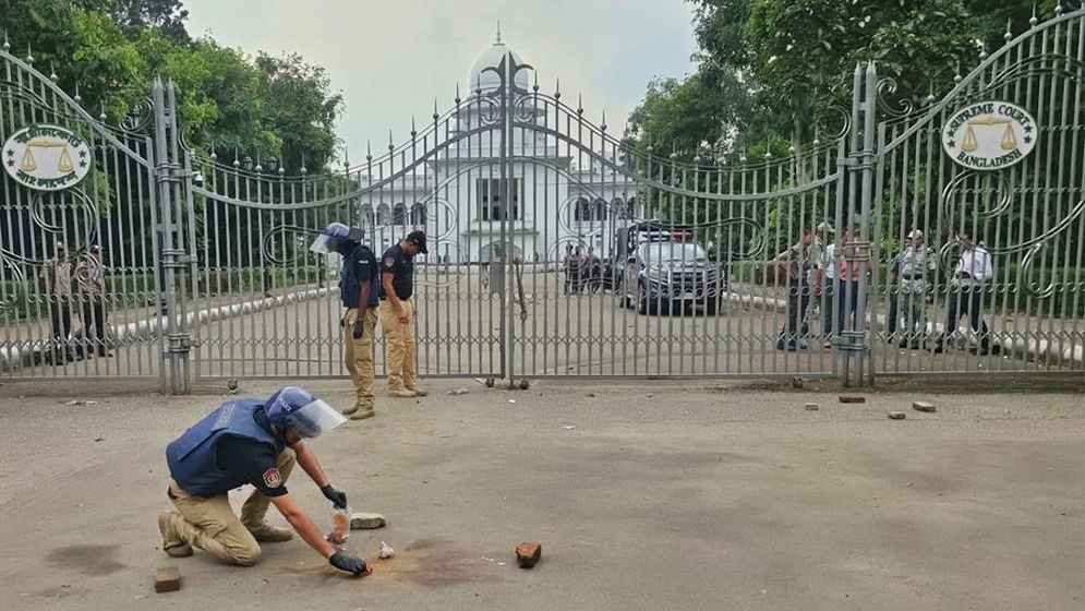 সুপ্রিম কোর্টের সামনে ককটেল বিস্ফোরণ