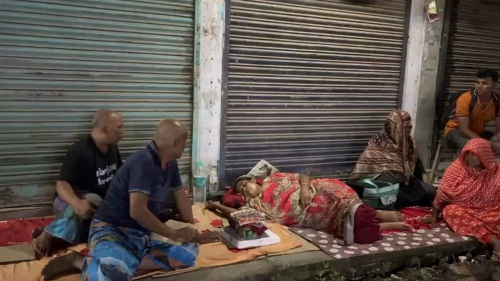 কলকাতার ফুটপাতে ঘুমাচ্ছেন বাংলাদেশিরা