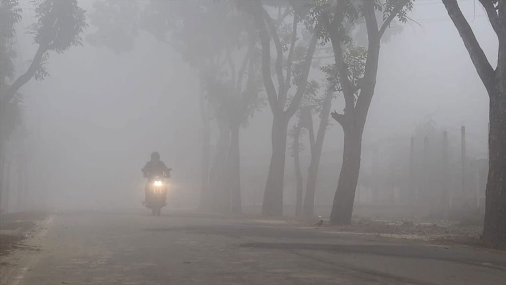 শরতের শুরুতেই ঘন কুয়াশায় ঢাকল পঞ্চগড়