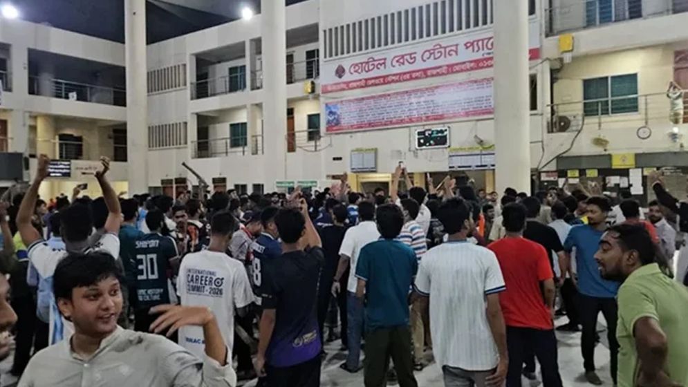 রাবি শিক্ষার্থীকে মারধরের ঘটনায় ৪ রেলকর্মী বরখাস্ত