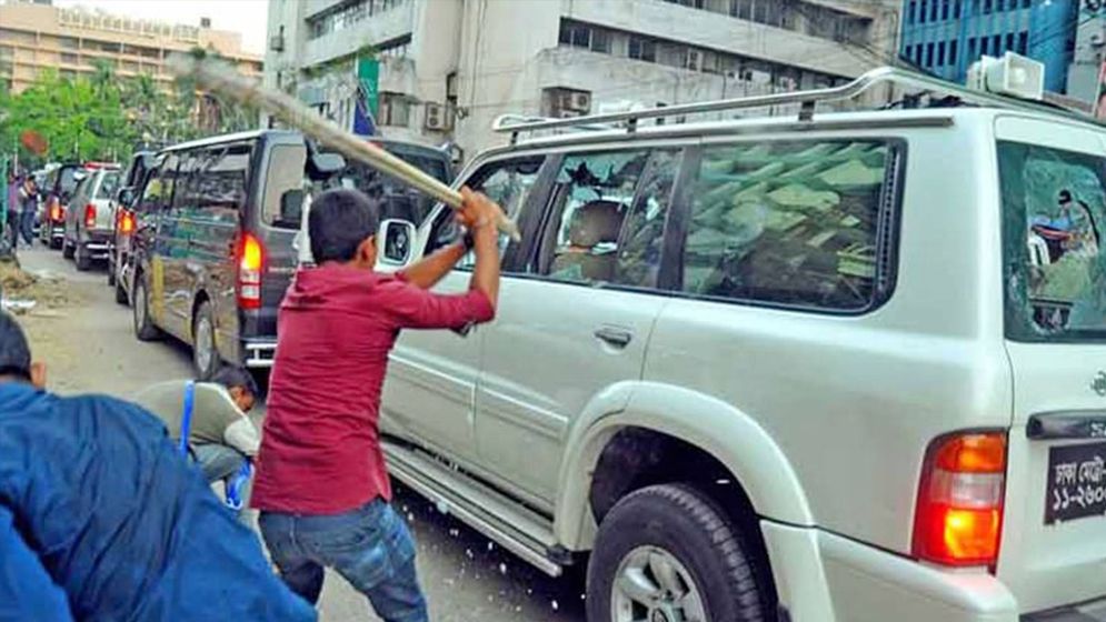 সাবেক প্রধানমন্ত্রীর গাড়িবহরে হামলা, আসামি গ্রেপ্তার